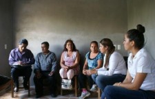 Escucha Gabriela Olvera a líderes de la colonia Gómez Guardado abandonados por las autoridades