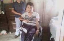 Entrega administrador de Mazatlán Silla de Ruedas a persona con discapacidad