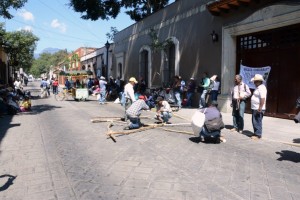 habitantes de santiago tilantongo protestan frente a casa oficial por que a la fecha no hay avances en la construccion de sus viviendad (2)