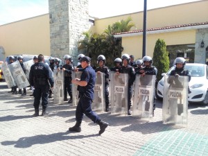 S22 PROTESTAN EN CONGRESO DE MAESTROS (1)