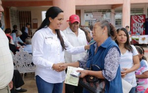 Entrega DIF Oaxaca lentes y apoyos a personas mayores en Valles Centrales (2)
