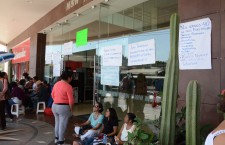 Protestan trabajadores del Cobao por falta de pagos a terceros institucionales y no institucionales