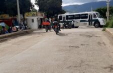 Bloquean vecinos de la Col. Gómez Sandoval puente del Río Salado, exigen drenaje