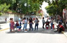 Bloquean habitantes de San Martín Mexicapam, avenida independencia; exigen bacheo de calles