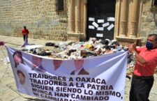 Convierten palacio municipal de Oaxaca de Juárez, en basurero