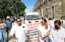 Prestadores de Servicios Turisticos protestan contra el ayuntamiento de Oaxaca de Juárez, por entrega de concesiones a la empresa ADO