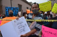 Habitantes de la Colonia Encinos bloquean calles y cruceros del municipio de Oaxaca; exigen alumbrado público