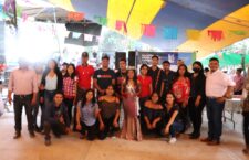 Fortalecen jóvenes universitarios vínculos de comercialización con productores de mezcal de la región de la Sierra Sur