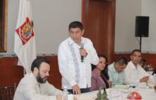 Entrega San Vicente Coatlán al Gobernador Salomón Jara su Carta de Intención  para la Paz y Reconciliación de los Pueblos Hermanos