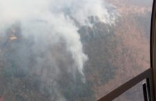 Realizan reconocimiento aéreo del incendio en paraje Cerro del Metate de San Juan Mixtepec